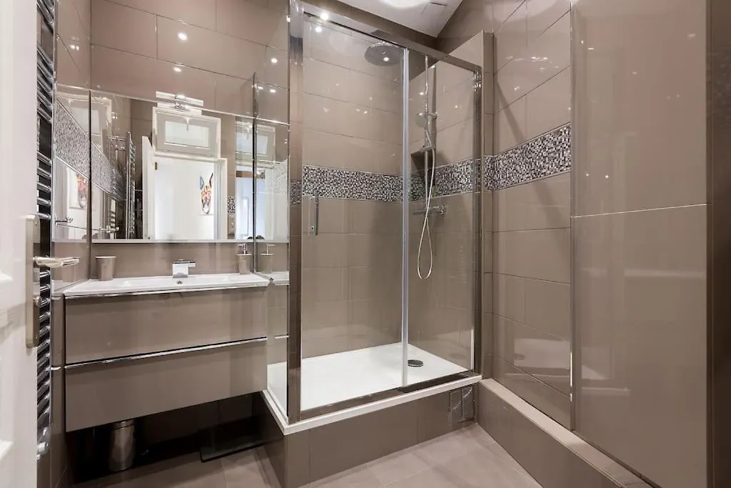 פריז Loft Refait A Neuf En Dernier Etage 2 Chambres 0*,  צרפת